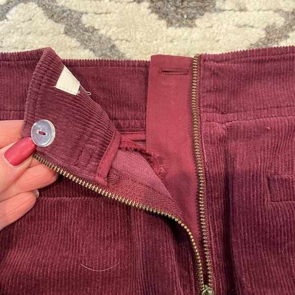 Loft corduroy skirt, burgundy colored with working pockets. - Picture 4 of 8